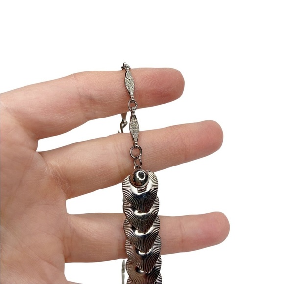 Vintage Silver Tone Articulated Ribbed Textured Hook Closure Necklace - Picture 4 of 8